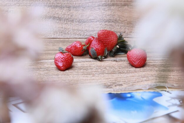 Photo close-up of strawberries on table