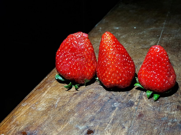 Photo close-up of strawberries on table