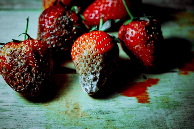 Photo close-up of strawberries on table