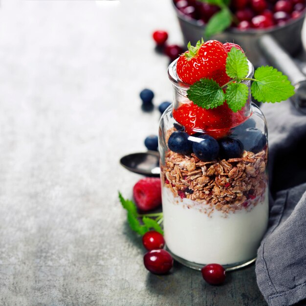 Photo close-up of strawberries on table