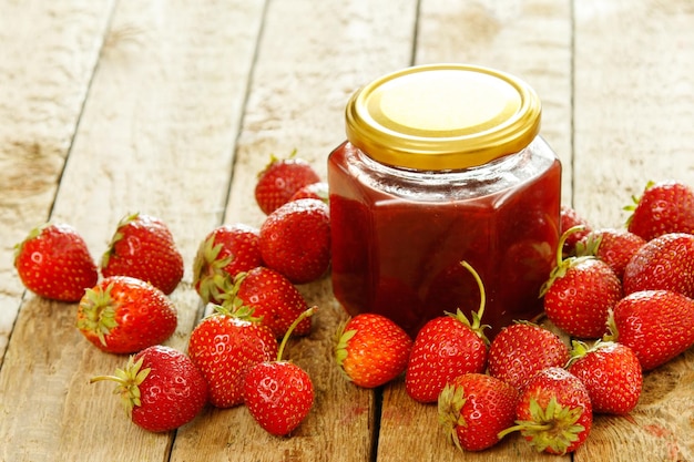 Photo close-up of strawberries on table