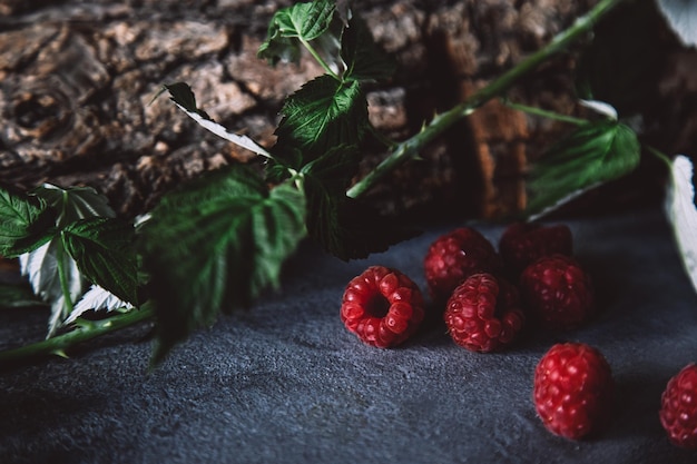 Photo close-up of strawberries on table