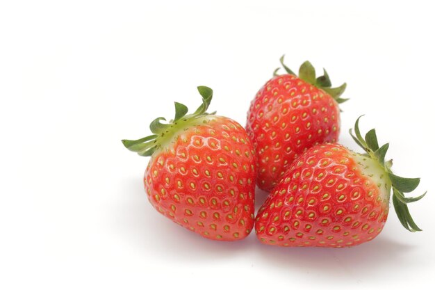 Photo close-up of strawberries on white background