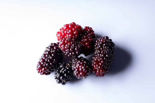 Photo close-up of strawberry against white background