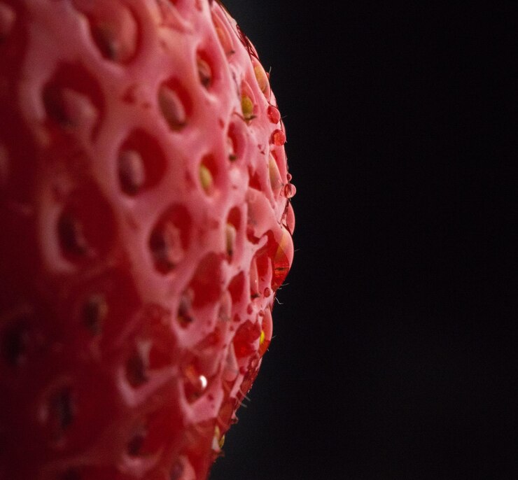 Photo close-up of strawberry over black background