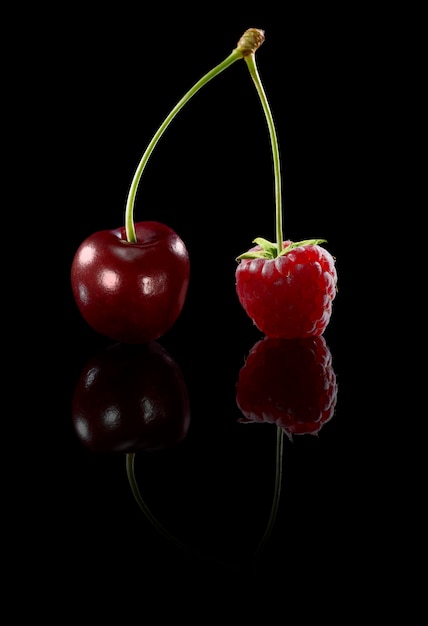 Photo close-up of strawberry over black background