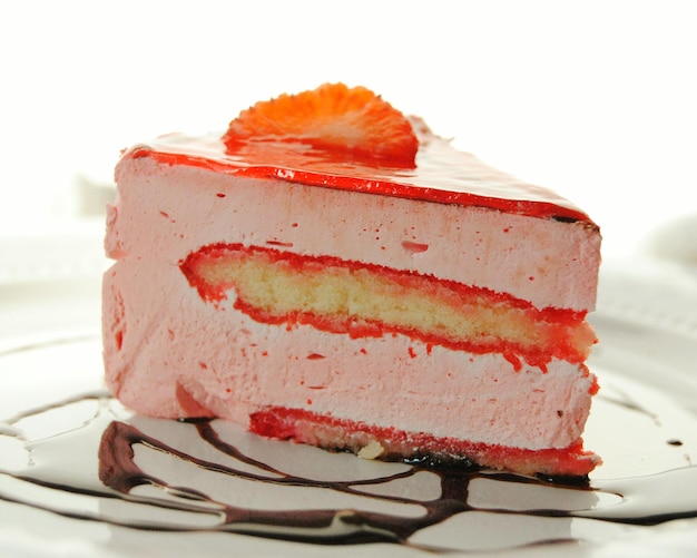 Photo close-up of strawberry cake in plate