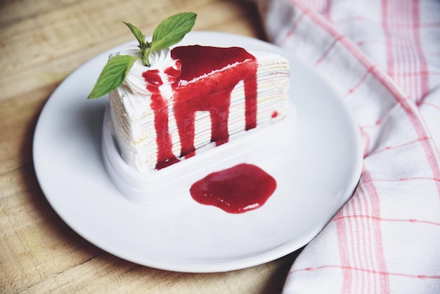 Foto close-up di una torta di fragole sul tavolo