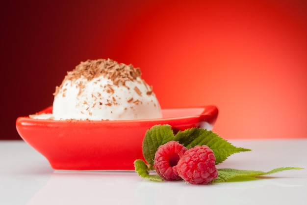 Foto close-up di una torta di fragole sul tavolo