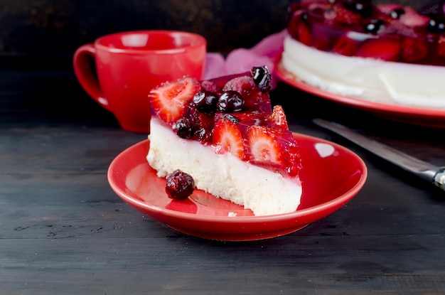 Photo close-up of strawberry cake on table