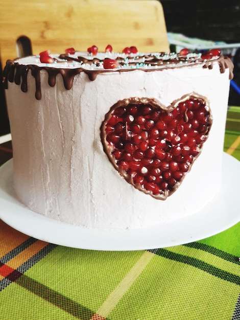 Foto close-up di una torta di fragole sul tavolo