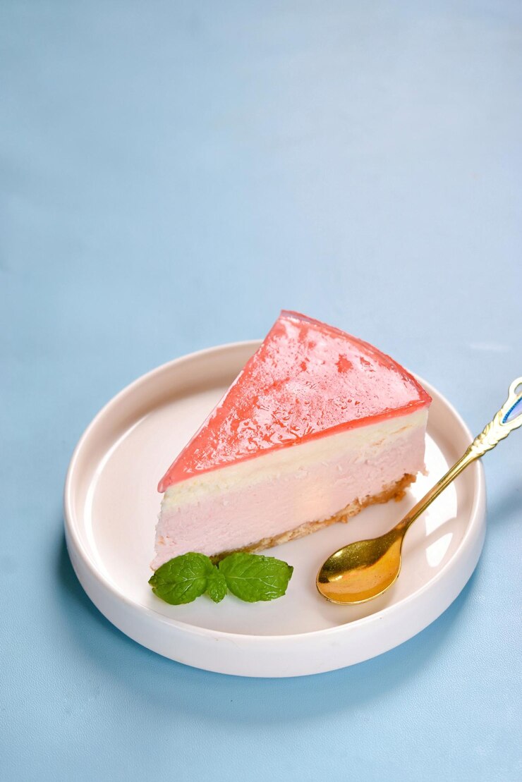 फोटो close-up of strawberry cheesecake dessert served on white plate