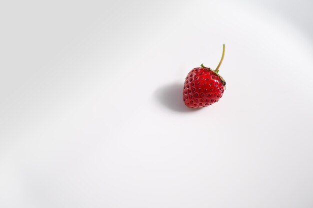 Foto close-up di fragola su sfondo bianco