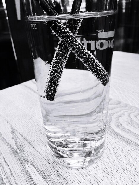 Photo close-up of straws in fresh drink in glass on table