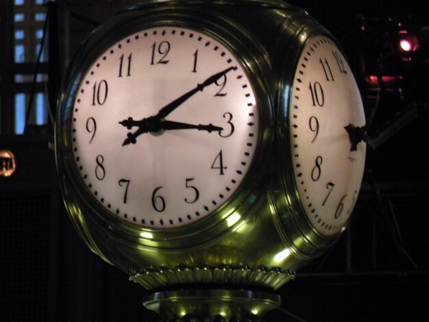 Photo close-up of street clocks at night