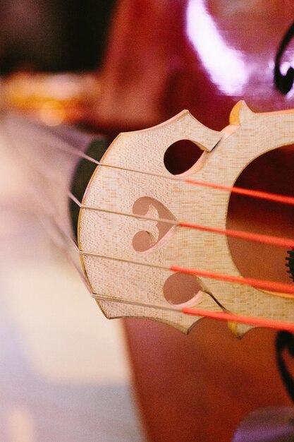 Foto prossimo piano di uno strumento a corda sul tavolo