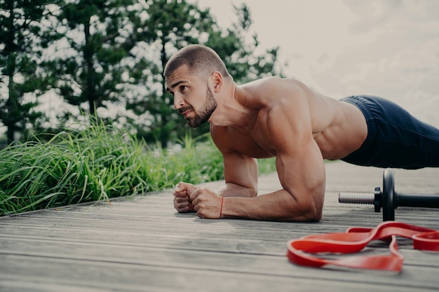 屋外で運動している強い男のクローズアップ