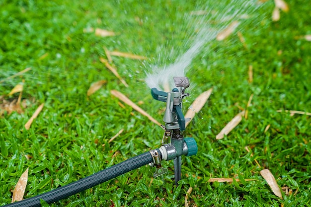 Close-up strooi opspattend water op gras in de tuin