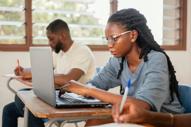 Foto chiudere gli studenti che lavorano