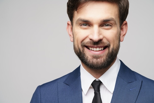 Close-up studio portret van jonge blanke knappe zakenman