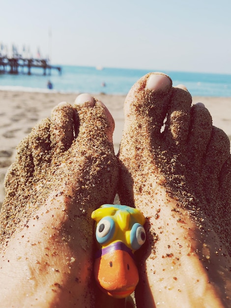 Foto close-up di un giocattolo di peluche sulla spiaggia