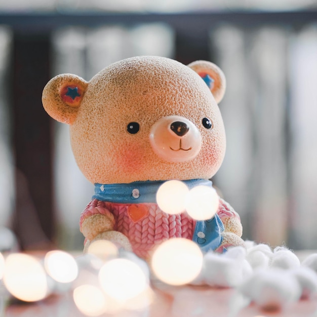 Foto close-up di un giocattolo di peluche sul tavolo