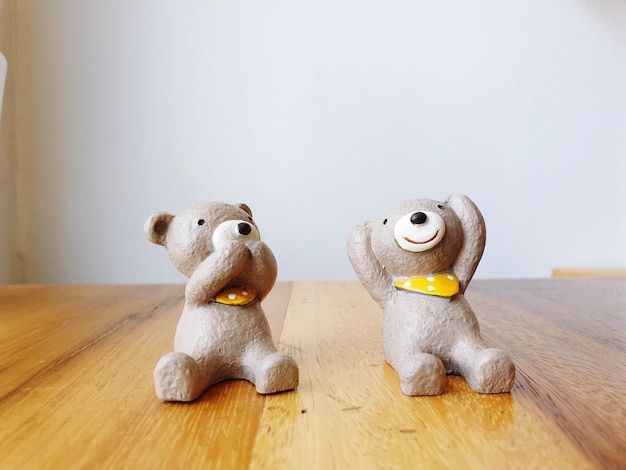 Photo close-up of stuffed toy on wooden table