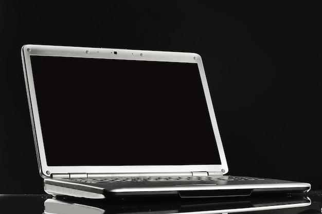 Закройте вверх. стильный ноутбук с пустым черным экраном .photo с копией пространства.