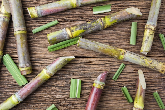 Foto chiuda sulla canna da zucchero su fondo di legno vista superiore