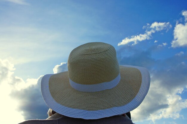 Foto close-up di un cappello da sole contro un cielo nuvoloso