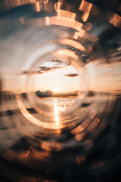 Photo close-up of sun seen through glass bottles