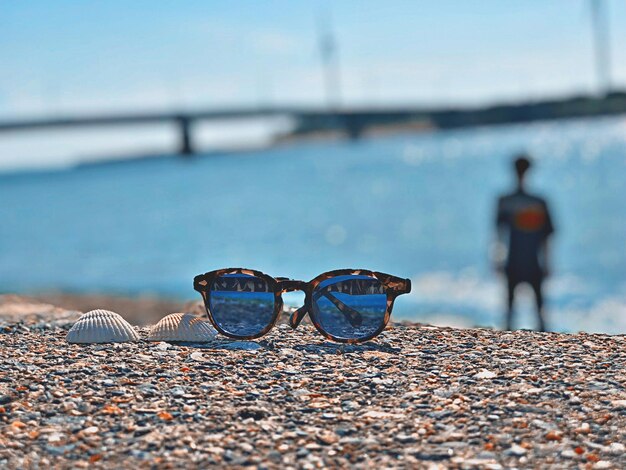 Foto close-up di occhiali da sole in spiaggia