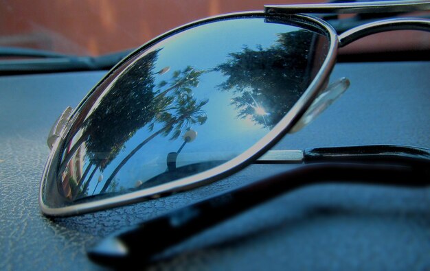 Photo close-up of sunglasses on car dashboard