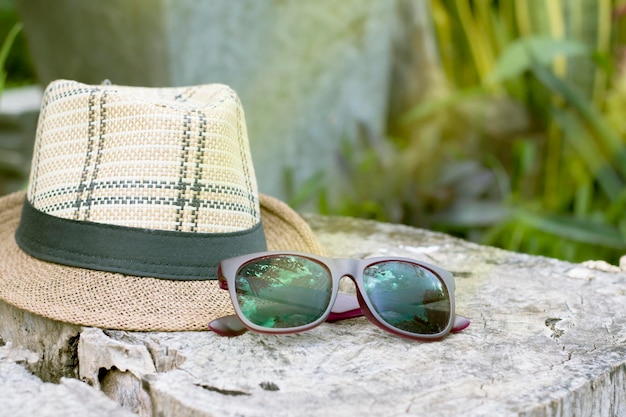 Photo close-up of sunglasses on rock