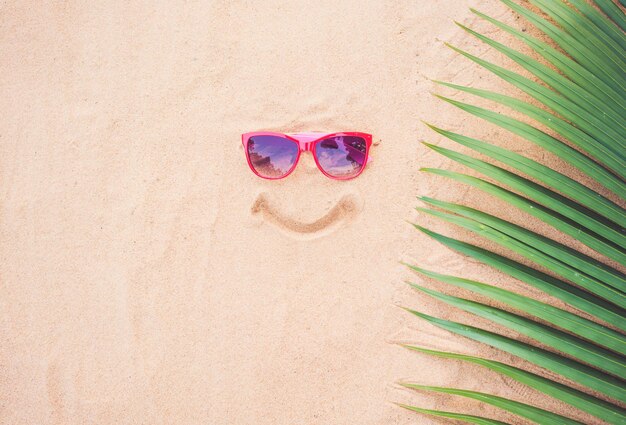 Photo close-up of sunglasses on sand