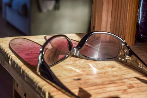 Photo close-up of sunglasses on table