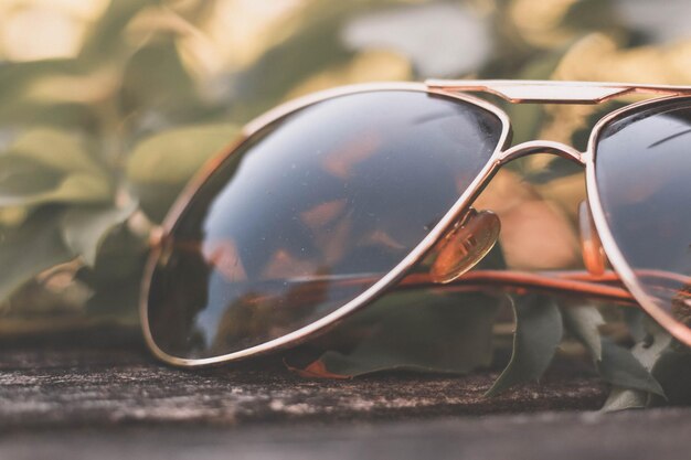 Photo close-up of sunglasses on table