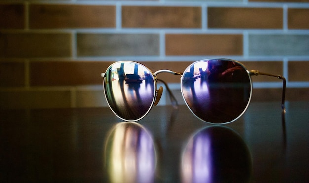 Photo close-up of sunglasses on table