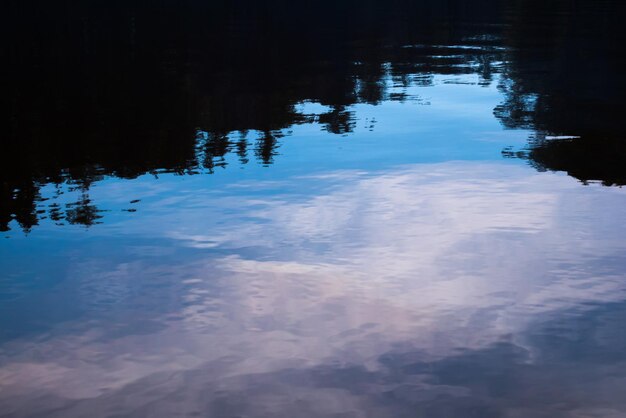 Close-up Sunshine reflectie op het water. Natuur en reizen concept.