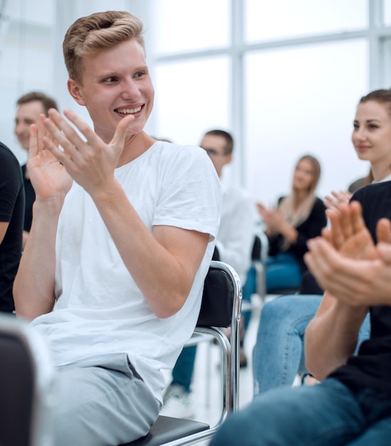 Foto primo piano super team di giovani persone che la pensano allo stesso modo