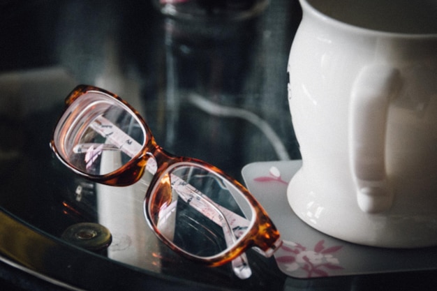 Photo close-up surface level of glasses on table