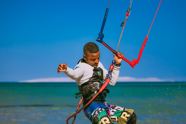 Surfista del primo piano che tiene la corda dell'aquilone. mar rosso.