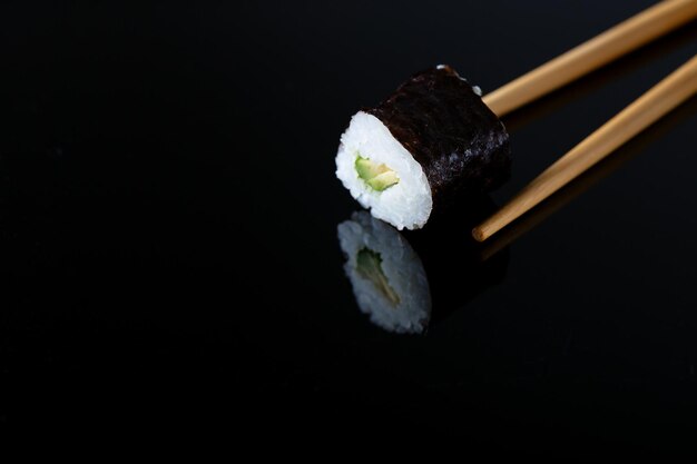 Клоуз-ап суши на черном фоне