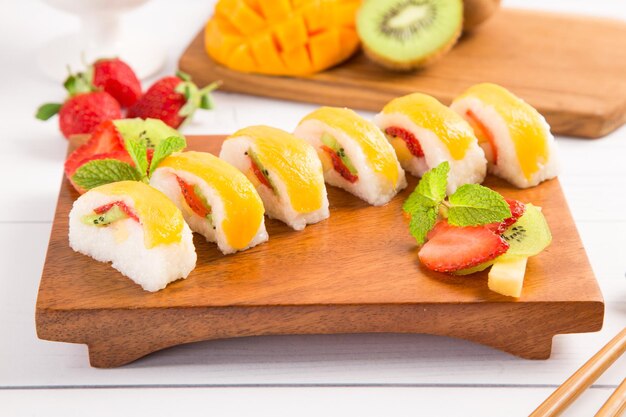 Photo close-up of sushi on cutting board