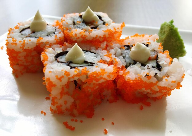 Foto close-up di sushi in piatto