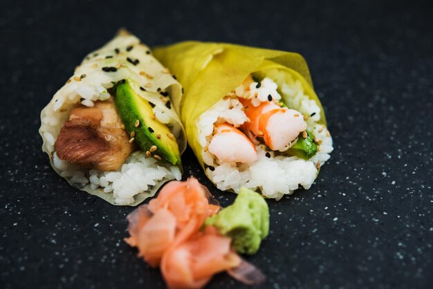 Foto prossimo piano del sushi sul piatto