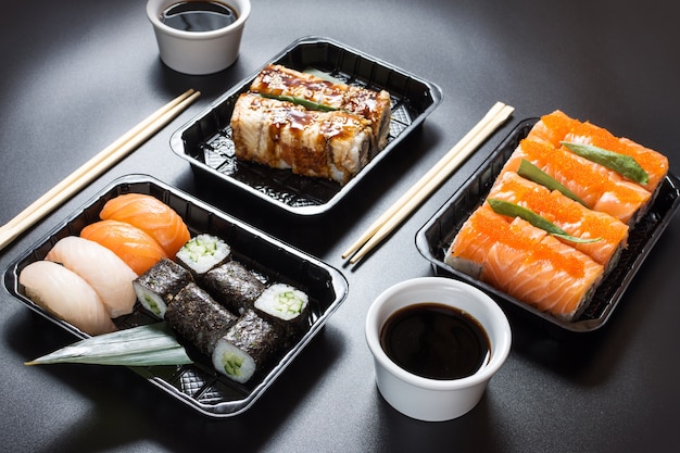 Photo close up on sushi rolls served with soy sauce