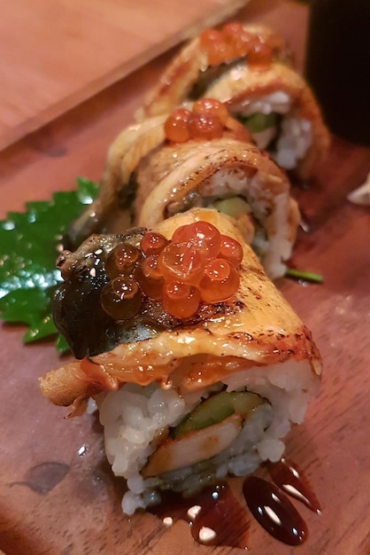 Клоуз-ап суши, подаваемого на тарелке