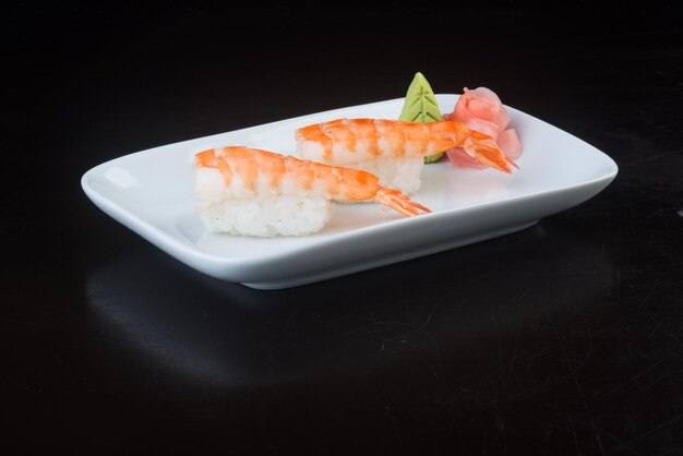 Foto close-up di sushi servito in piatto