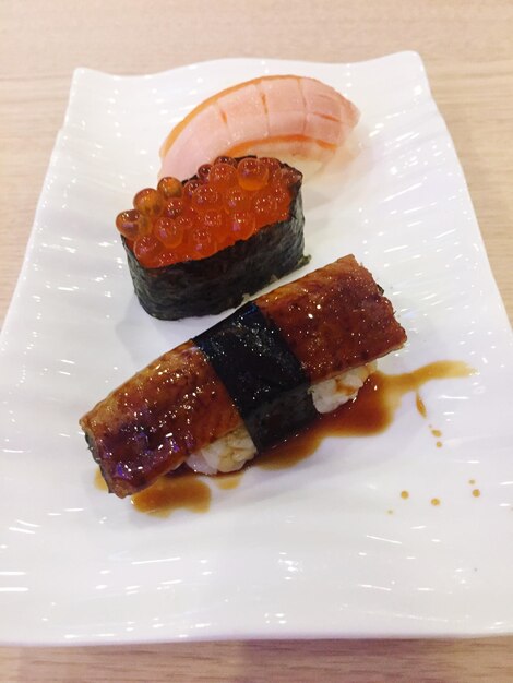 Photo close-up of sushi served in plate